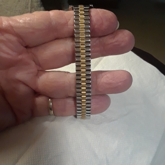 Timex Indiglo , Gold-Tone with NEW BATTERY, FREE SHIPPING ON BUNDLES OF $25⬆️ - Picture 4 of 4